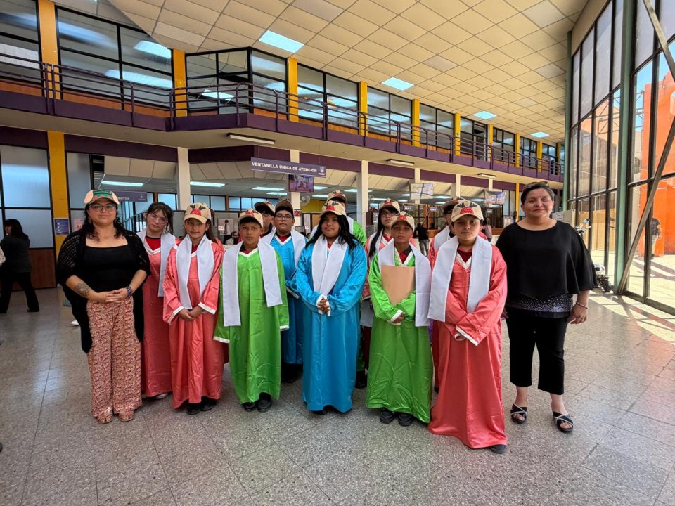 /coro-infantil-de-la-escuela-las-brisas-lleno-de-villancicos-y-emocion