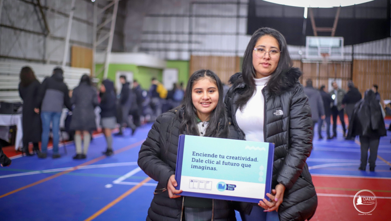 /estudiantes-de-los-alamos-reciben-computadores-gracias-a-beca-tic-de-junaeb