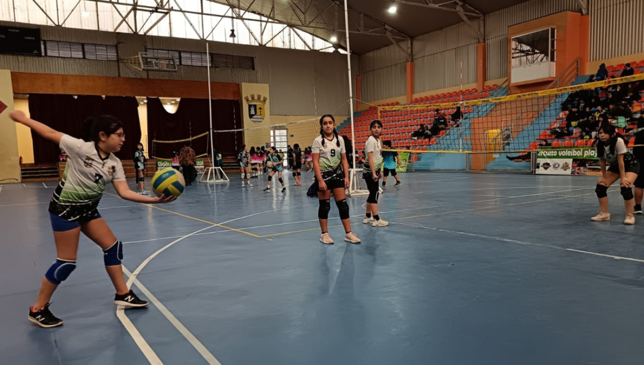 /taller-municipal-de-voleibol-sub-12-de-arauco-destaca-en-jornada-deportiva