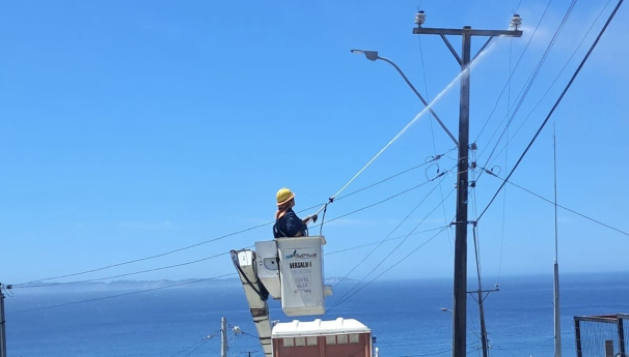/frontel-ejecuto-plan-de-lavado-de-aisladores-en-comunas-costeras-de-biobio