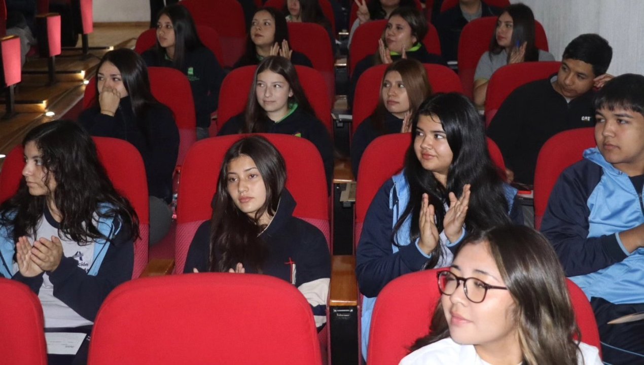 /mas-de-300-jovenes-participan-en-conversatorio-en-molina