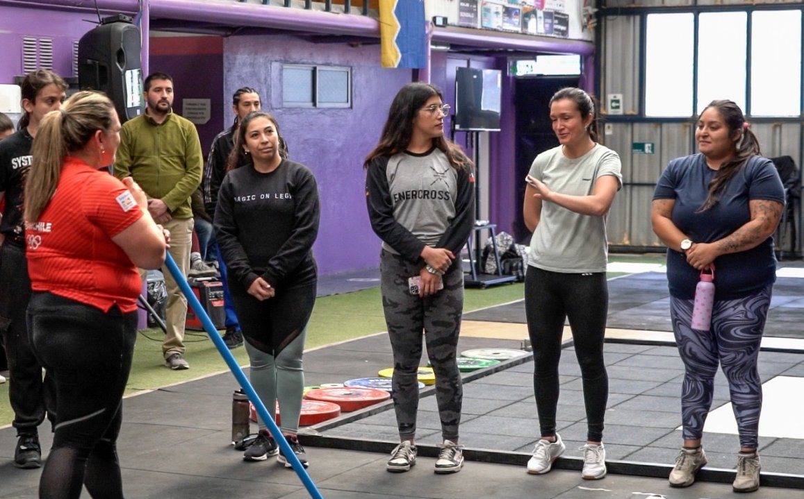 /maria-fernanda-valdes-perfecciona-tecnica-de-35-pesistas-locales