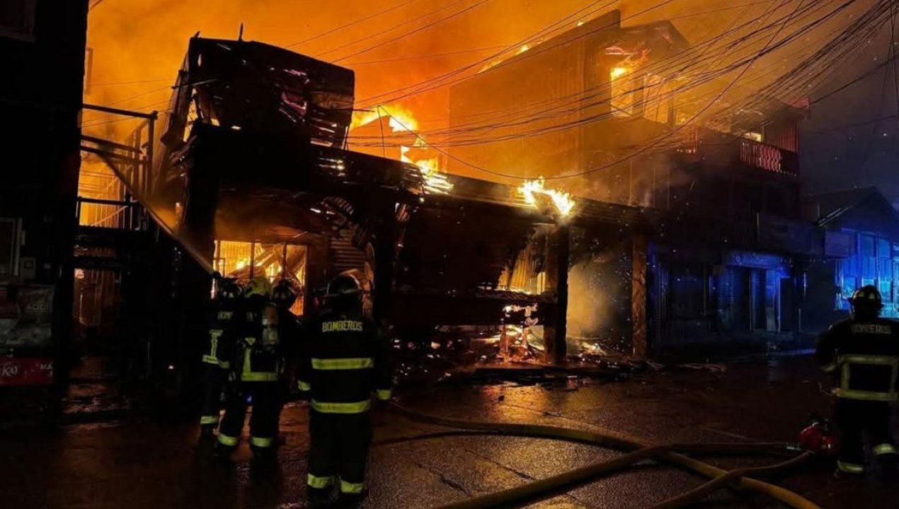 /regionales/region-de-los-lagos/comienza-catastro-de-damnificados-por-incendio-en-centro-comercial-de-ancud