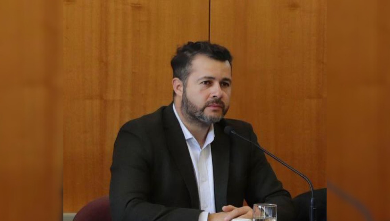 /regionales/alcalde-de-melipeuco-perdio-parte-de-su-oreja-tras-mordida-de-funcionario