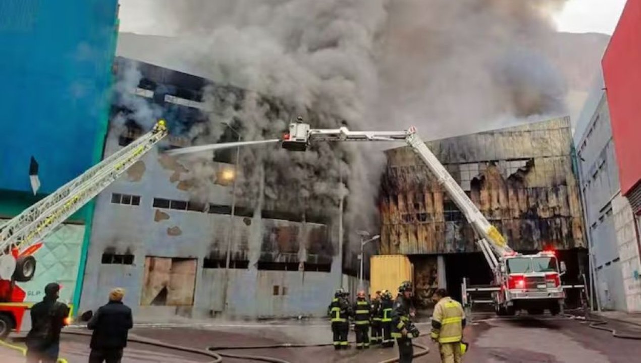 /regionales/region-de-tarapaca/incendio-afecta-galpones-en-el-barrio-industrial-de-la-zofri