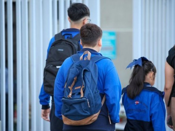 Ejecutivo impulsará medidas para mejorar seguridad en el aula: se incluye revisión de mochilas