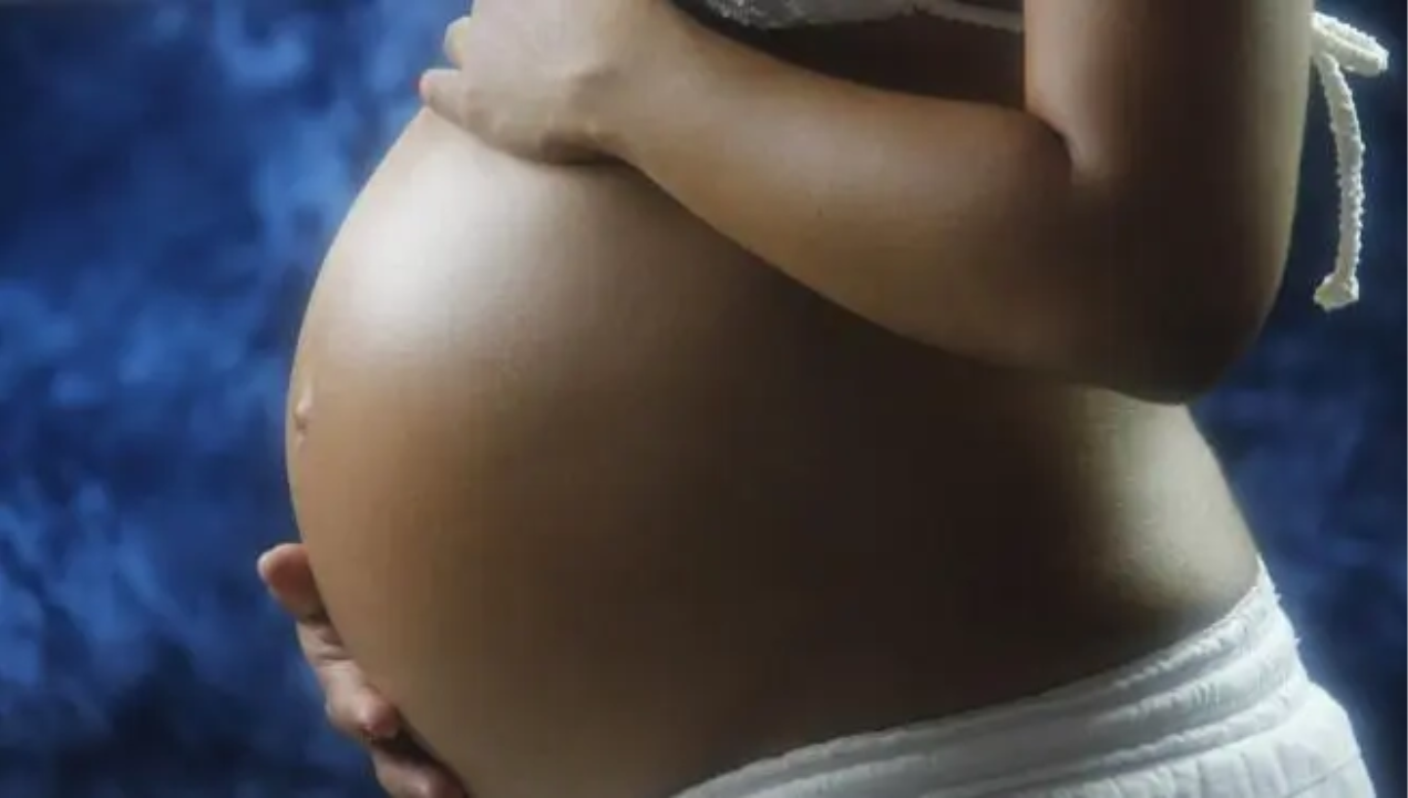 /embarazo-adolescente-carrera-de-obstetricia-y-puericultura-propone